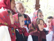 2 group of singers easter in maramures